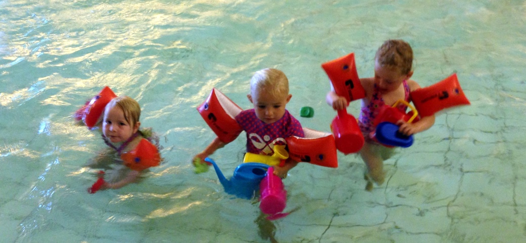 Børnehaveforeingen sikrer at børnene kommer i svømmehalen i vinterhalvåret.